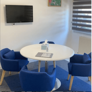 table entouree de quatre chaises