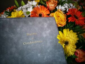ardoise de registre sur fleurs